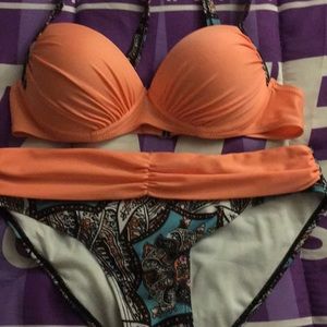 Vibrant colors for a tan body